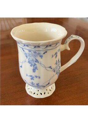 Skye McGhie vintage coffee or tea mug, “rose brocade” lattice base, blue & white